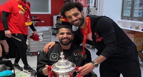 لفتة رائعة.. صلاح يحتفل مع مؤمن زكريا بكأس الاتحاد الإنجليزي(فيديو)